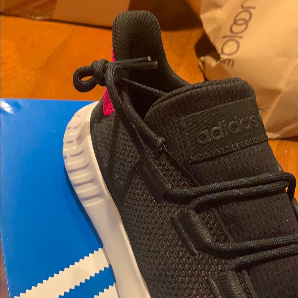 NEW Adidas Wmns Tubular Dusk Sneaker - Picture 2 of 6